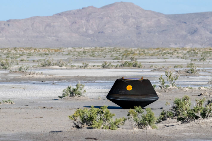 미국 유타주 사막에 24일 오전 10시52분(한국시간 오후 11시52분) 착지한 소행성 탐사선 ‘오시리스-렉스’의 캡슐. 대기권에 진입한 뒤 낙하산을 펼친 채 내려왔다. 미국 항공우주국(NASA) 제공